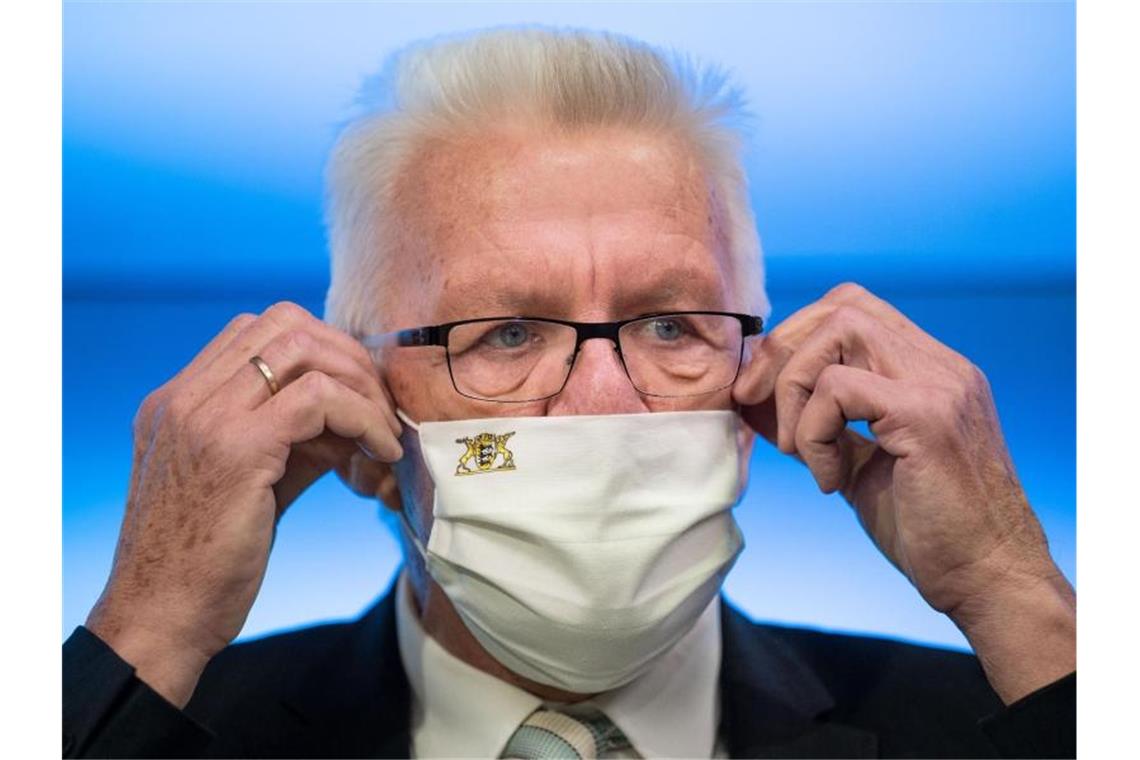 Kabinett befasst sich mit steigenden Neuinfektionen Winfried Kretschmann (Bündnis 90/Die Grünen) bei einer Pressekonferenz. Foto: Marijan Murat/dpa/Archivbild