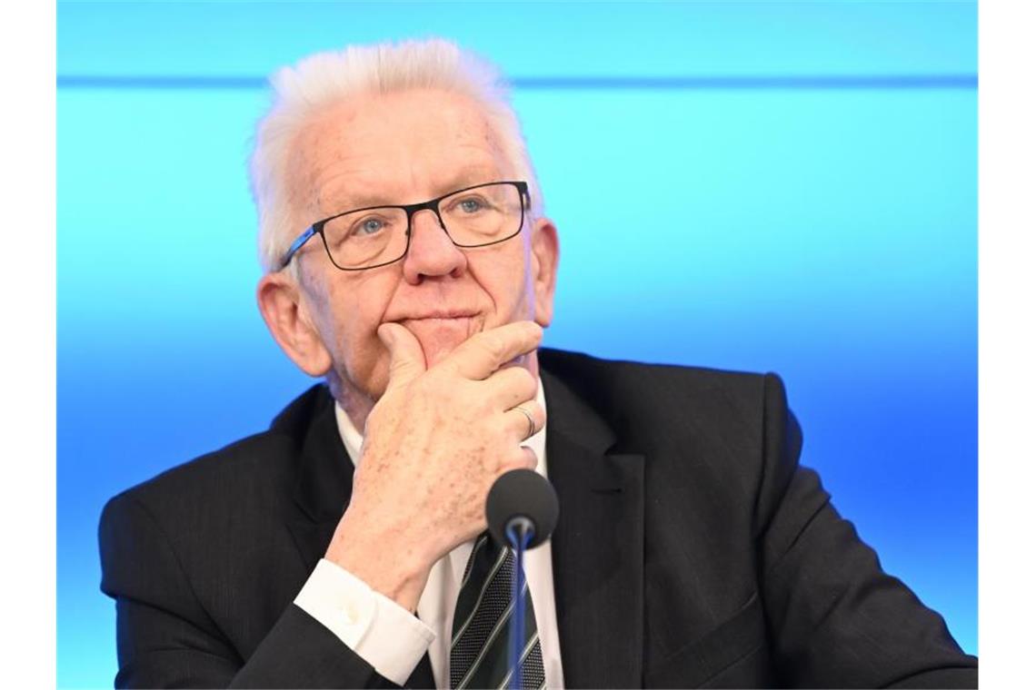 Bierchen im Biergarten zu Pfingsten? Hoffnung auf Öffnungen Winfried Kretschmann (Bündnis 90/Die Grünen) bei einer Regierungskonferenz. Foto: Bernd Weißbrod/dpa/Archivbild