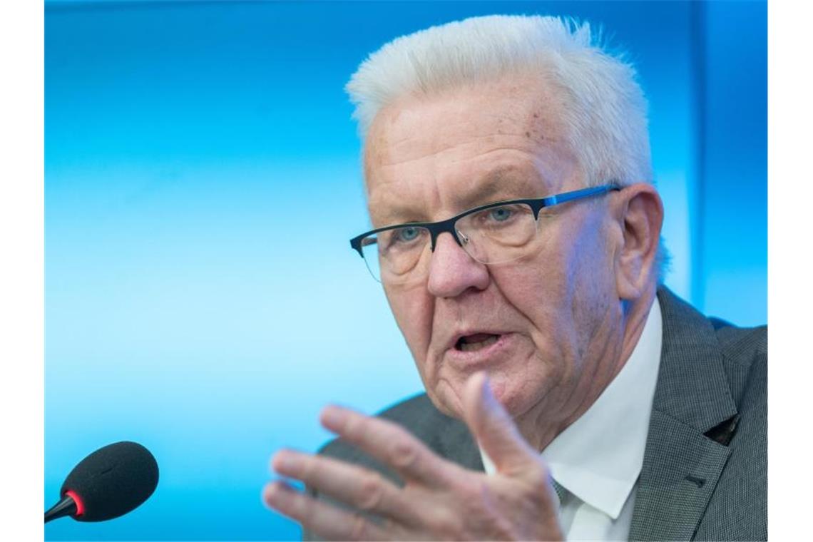 Winfried Kretschmann (Bündnis 90/Die Grünen) bei einer Pressekonferenz. Foto: Bernd Weißbrod/dpa/Archivbild