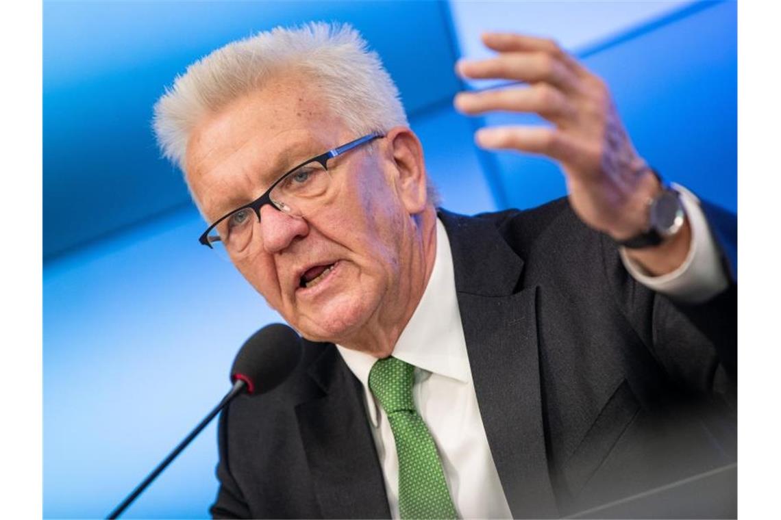 Winfried Kretschmann (Bündnis 90/Die Grünen) bei einer Pressekonferenz. Foto: Christoph Schmidt/dpa/Archivbild