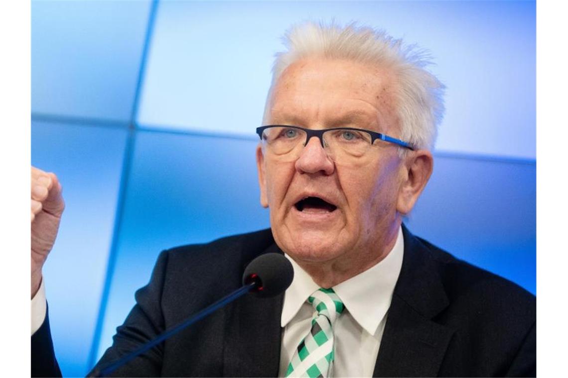 Winfried Kretschmann (Bündnis 90/Die Grünen) bei einer Pressekonferenz. Foto: Christoph Schmidt/dpa