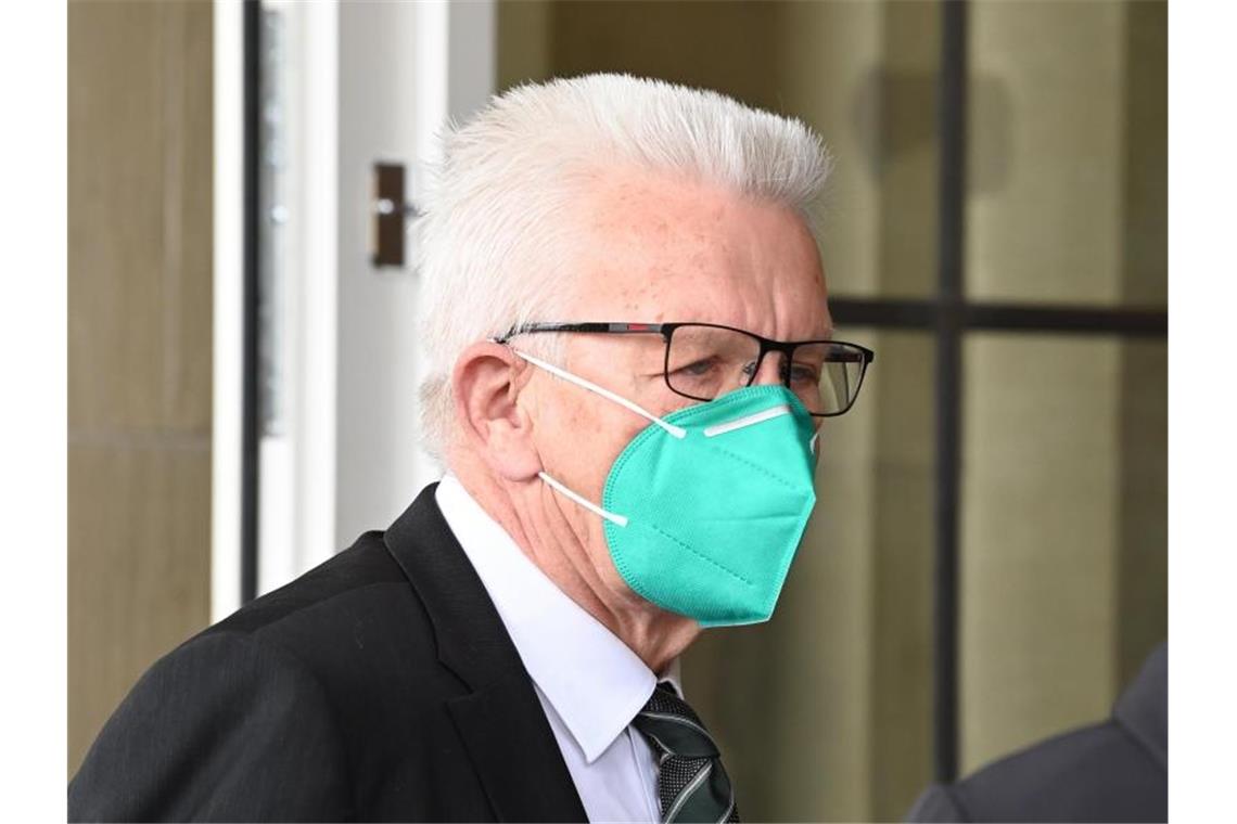 Kretschmann lobt Hagel: „Will Koalition zum Erfolg führen“ Winfried Kretschmann (Bündnis 90/Die Grünen) betritt ein Gebäude. Foto: Bernd Weißbrod/dpa/Archivbild