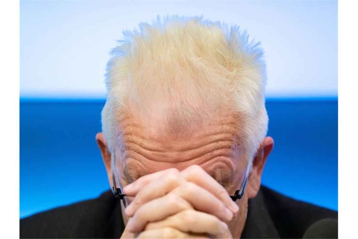 Winfried Kretschmann (Bündnis 90/Die Grünen) faltet seine Hände zusammen. Foto: Marijan Murat/dpa