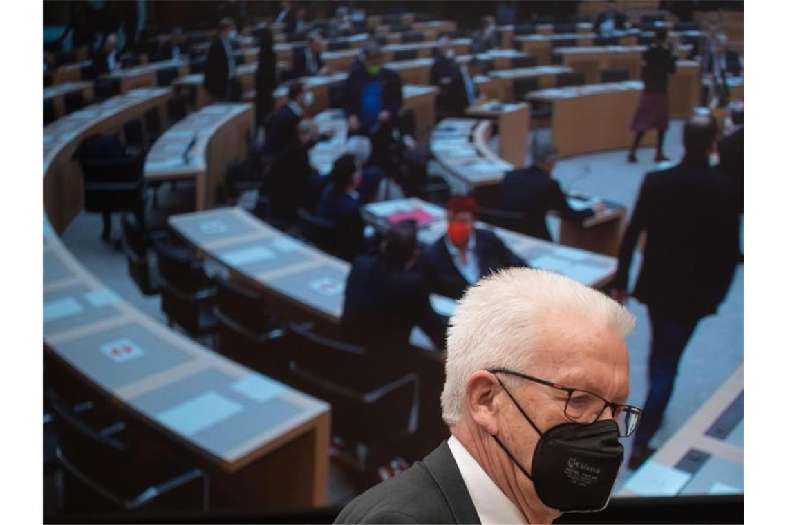 Winfried Kretschmann (Bündnis 90/Die Grünen) geht mit Maske. Foto: Marijan Murat/dpa