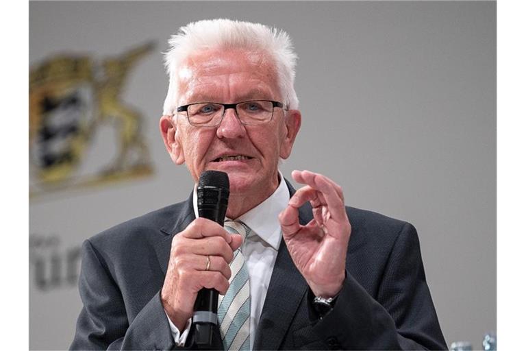 Winfried Kretschmann (Bündnis 90/Die Grünen) gestikuliert. Foto: Sebastian Gollnow/dpa
