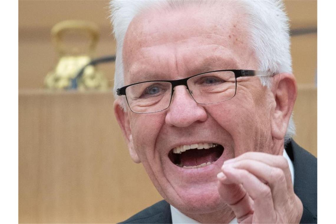 Kretschmann verteidigt neue Corona-Regeln Winfried Kretschmann (Bündnis 90/Die Grünen) gestikuliert. Foto: Marijan Murat/dpa