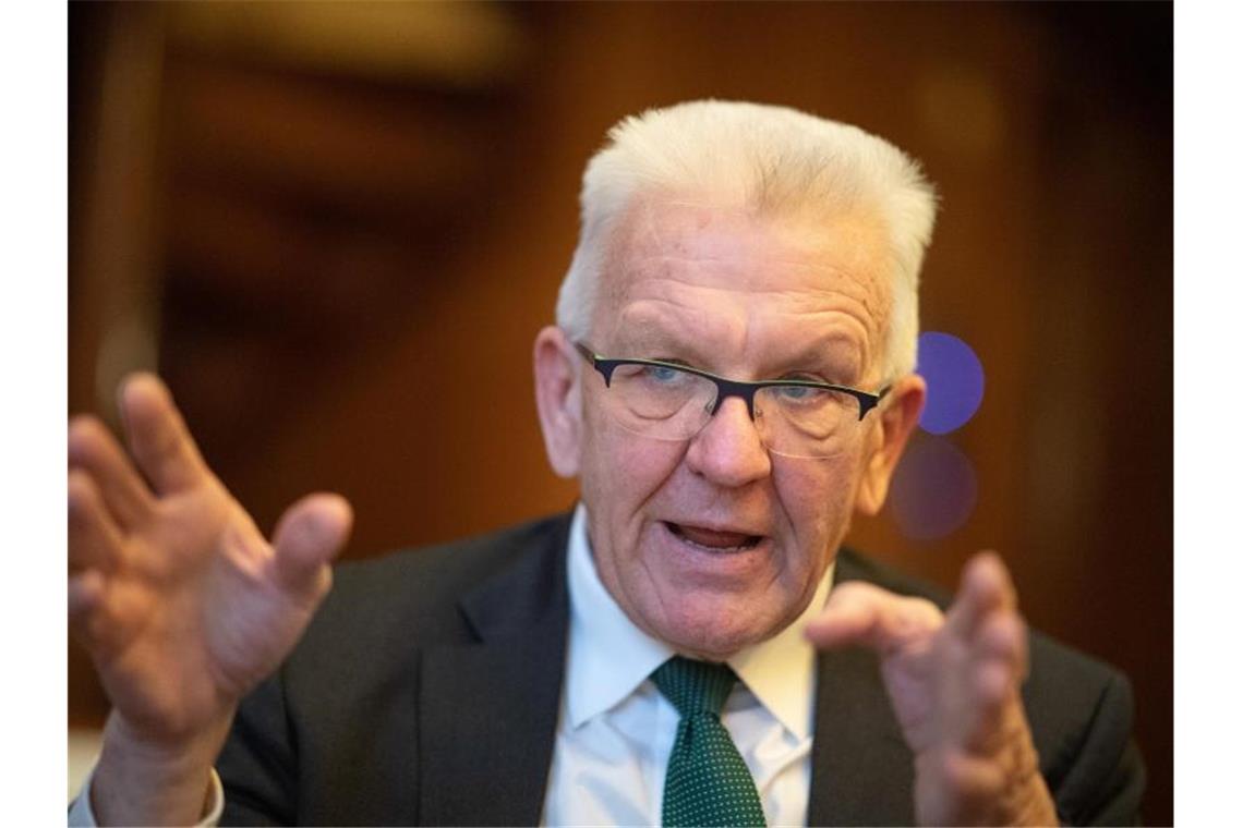 Kretschmann bremst Wahlkampf: „Koalition kein Kindergarten“ Winfried Kretschmann (Bündnis 90/Die Grünen) gestikuliert. Foto: Sebastian Gollnow/dpa