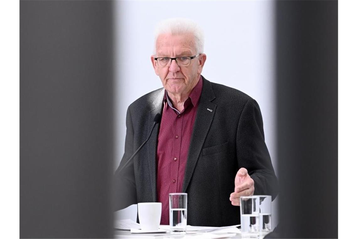 Kretschmann verabschiedet alte Regierung im Neuen Schloss Winfried Kretschmann (Bündnis 90/Die Grünen) gibt ein Pressestatement. Foto: Bernd Weißbrod/dpa/Archivbild