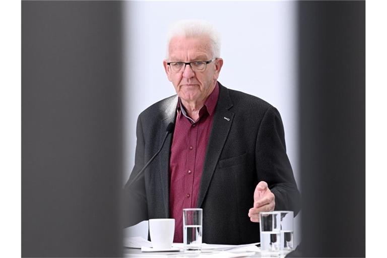 Winfried Kretschmann (Bündnis 90/Die Grünen) gibt ein Pressestatement. Foto: Bernd Weißbrod/dpa/Archivbild