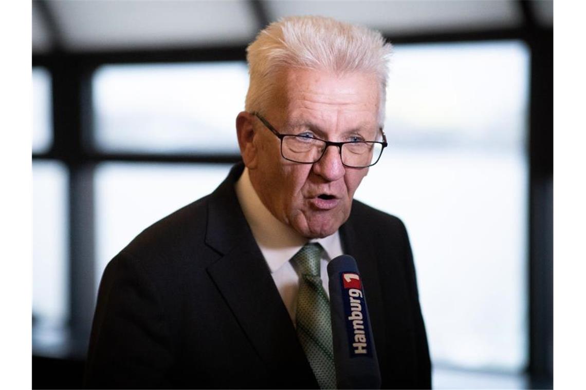 Kretschmann greift Philologenverband an Winfried Kretschmann (Bündnis 90/Die Grünen), gibt ein Pressestatement ab. Foto: Christian Charisius/dpa/Archivbild