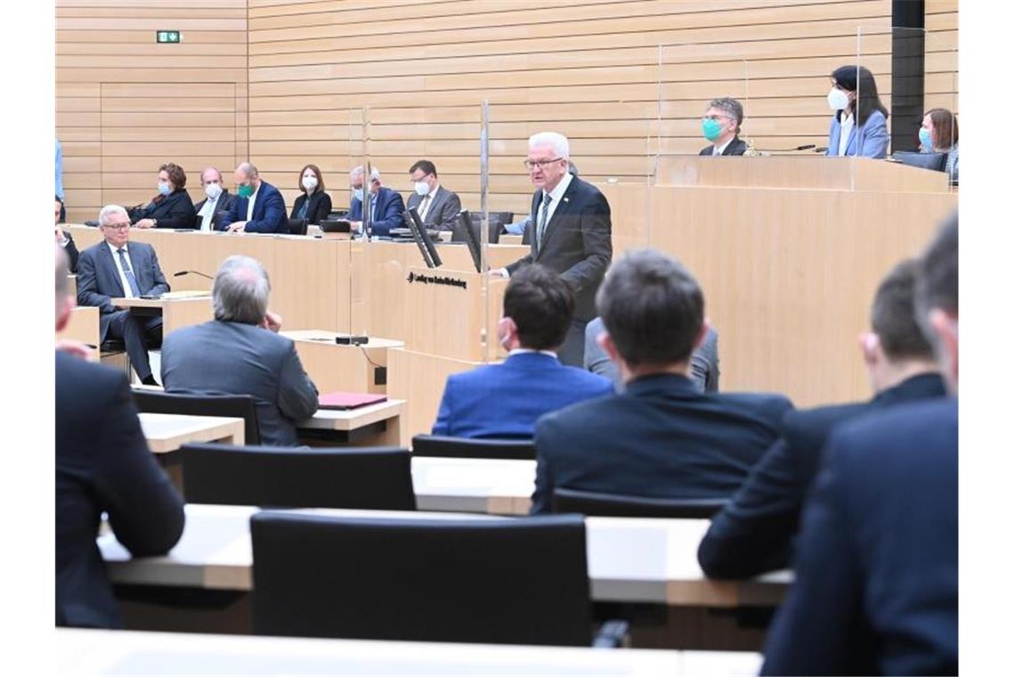 Kretschmanns 62 Minuten Winfried Kretschmann (Bündnis 90/Die Grünen) hält seine Regierungserklärung im neu gewählten Landtag von Baden-Württemberg. Foto: Bernd Weißbrod/dpa