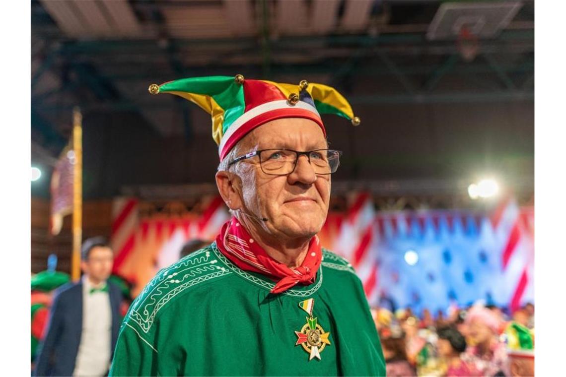 Winfried Kretschmann (Bündnis 90/Die Grünen) in einem Narrenkostüm. Foto: Patrick Seeger/dpa