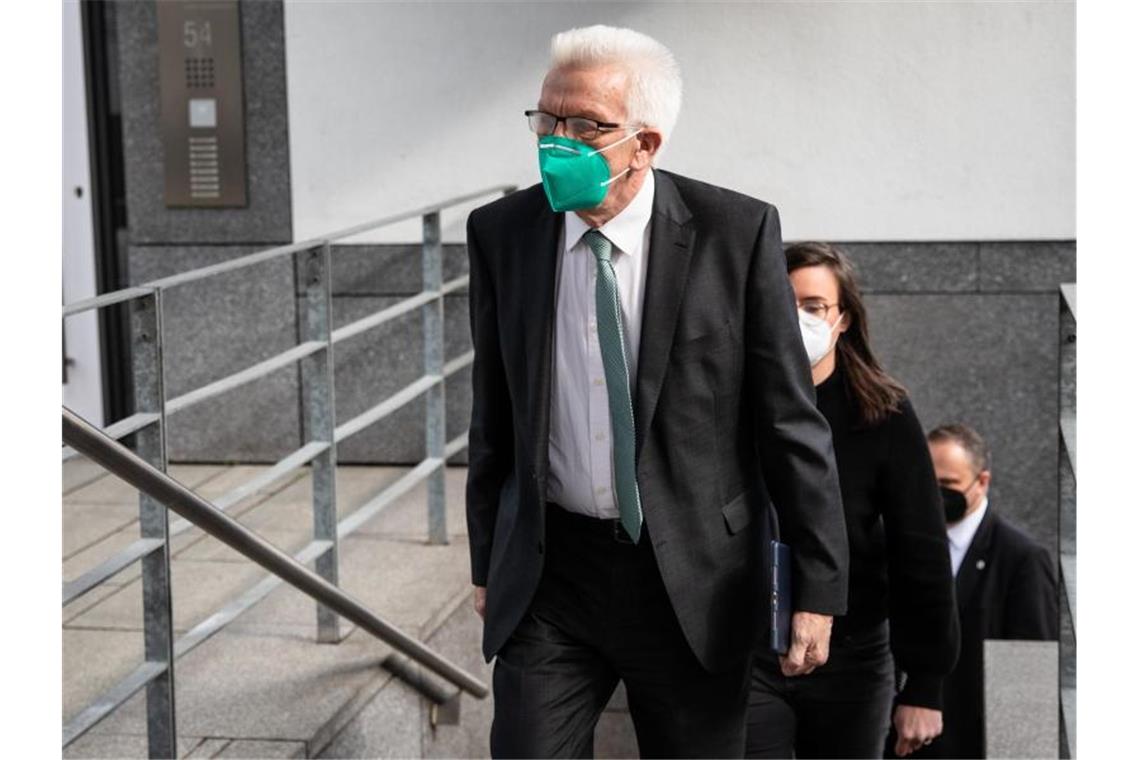 Grüne und CDU im Südwesten einigen sich auf Verhandlungen Winfried Kretschmann (Bündnis 90/Die Grünen) kommt ins Haus der Architekten für ein abschließendes Sondierungsgespräch mit der CDU. Foto: Christoph Schmidt/dpa