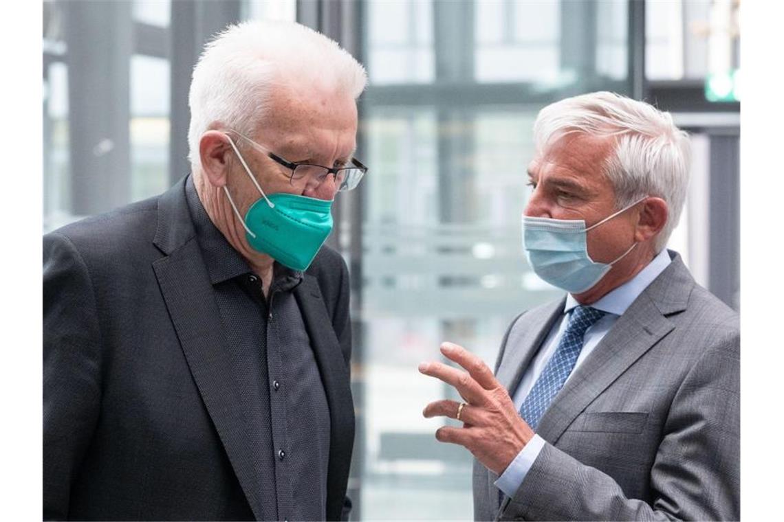 Winfried Kretschmann (Bündnis 90/Die Grünen, l), Ministerpräsident von Baden-Württemberg, und Thomas Strobl (CDU), Innenminister von Baden-Württemberg, unterhalten sich. Foto: Marijan Murat/dpa