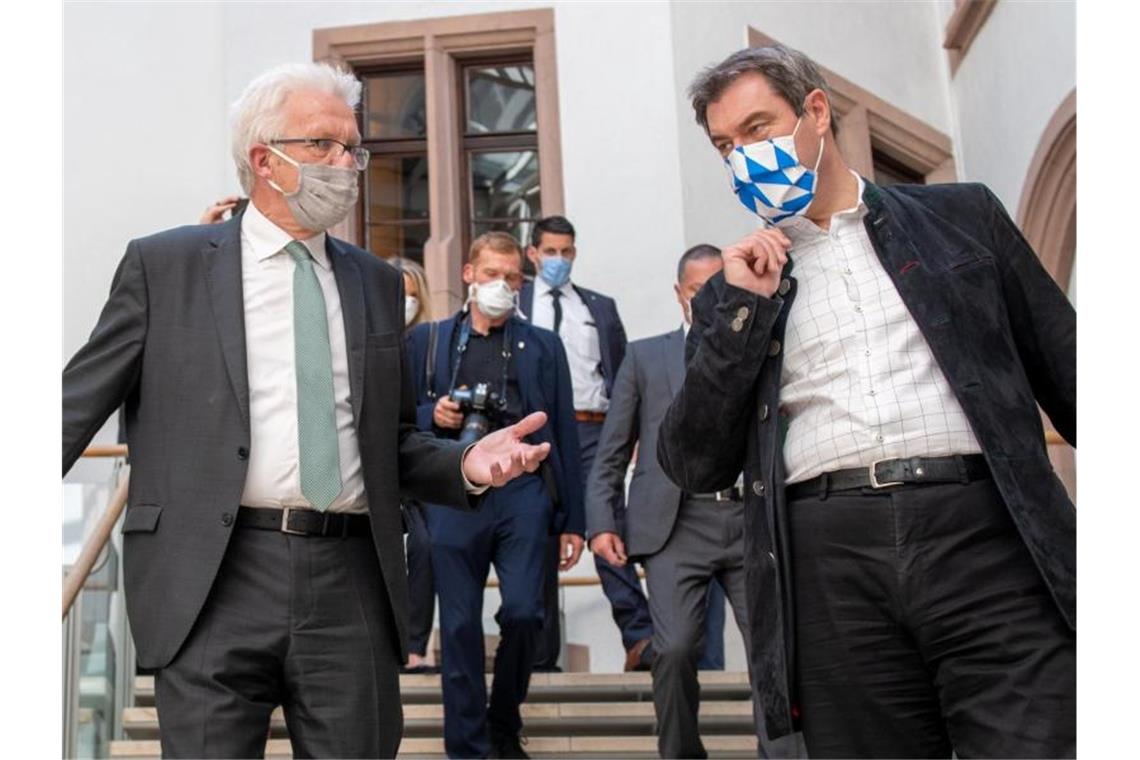 Winfried Kretschmann (Bündnis 90/Die Grünen, l), Ministerpräsident von Baden-Württemberg, und Markus Söder (CSU), Ministerpräsident von Bayern. Foto: Stefan Puchner/dpa/Archivbild