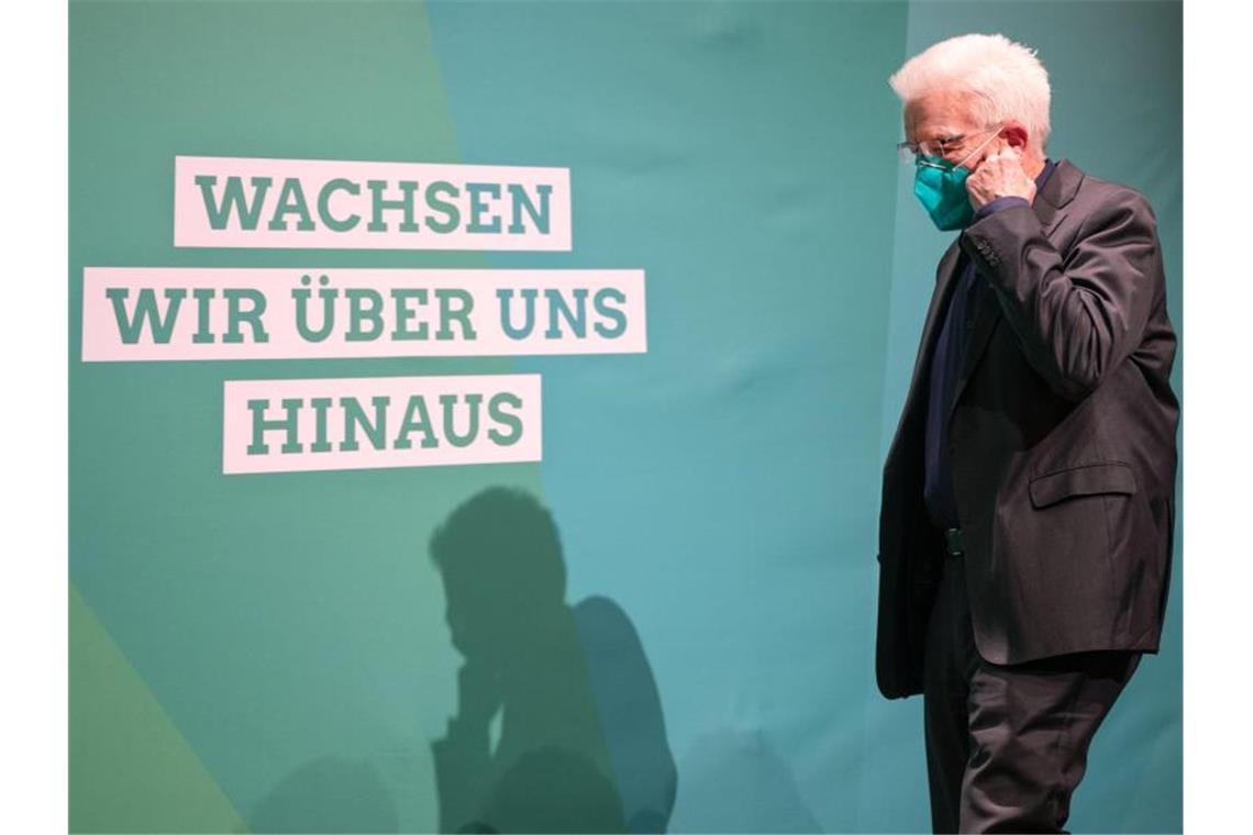 Winfried Kretschmann (Bündnis 90/Die Grünen), mit einem grünen Mund-Nasen-Schutz beim Landesparteitag seiner Partei. Foto: Marijan Murat/dpa