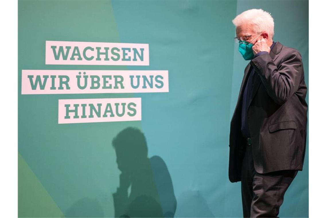 Deutschland geht ab Mittwoch in einen harten Lockdown Winfried Kretschmann (Bündnis 90/Die Grünen), mit einem grünen Mund-Nasen-Schutz beim Landesparteitag seiner Partei. Foto: Marijan Murat/dpa