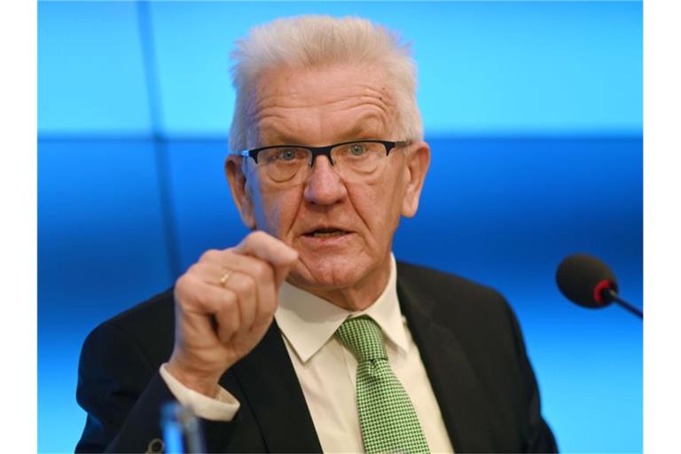 Winfried Kretschmann (Bündnis 90/Die Grünen) nimmt an einer Pressekonferenz teil. Foto: Marijan Murat/dpa/Archivbild