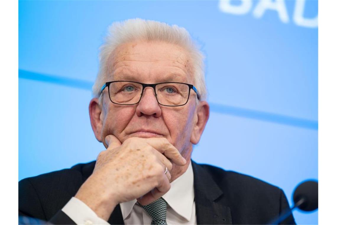 Debatte um Impfzentren: Kretschmann verteidigt sich Winfried Kretschmann (Bündnis 90/Die Grünen) nimmt an einer Regierungs-Pressekonferenz teil. Foto: Marijan Murat/dpa
