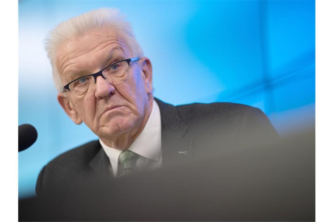 Winfried Kretschmann (Bündnis 90/Die Grünen) nimmt an einer Pressekonferenz teil. Foto: Sebastian Gollnow/dpa/Archivbild