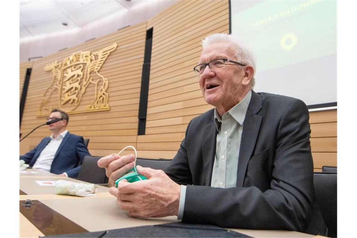 Zeitplan für Sondierungsgespräche am Mittwoch steht Winfried Kretschmann (Bündnis 90/Die Grünen, r), Ministerpräsident von Baden-Württemberg. Foto: Marijan Murat/dpa
