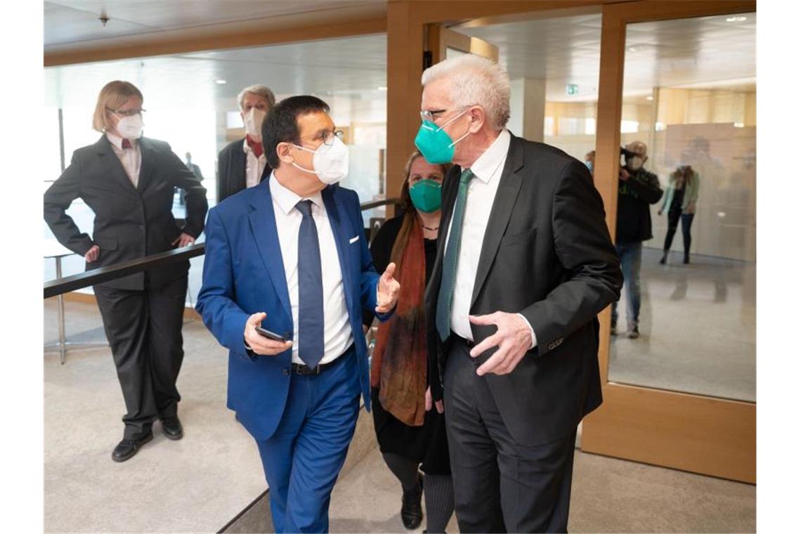 Merkel lädt zum Nachsitzen: Kretschmann verlässt Sitzung Winfried Kretschmann (Bündnis 90/Die Grünen, r), Ministerpräsident von Baden-Württemberg, und Wolfgang Reinhart, Vorsitzender der CDU-Fraktion im Landtag von Baden-Württemberg, nehmen an der Corona-Sondersitzung des Landtags von Baden-Württemberg teil. Foto: Marijan Murat/dpa/Aktuell