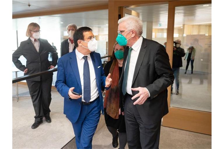 Winfried Kretschmann (Bündnis 90/Die Grünen, r), Ministerpräsident von Baden-Württemberg, und Wolfgang Reinhart, Vorsitzender der CDU-Fraktion im Landtag von Baden-Württemberg, nehmen an der Corona-Sondersitzung des Landtags von Baden-Württemberg teil. Foto: Marijan Murat/dpa/Aktuell
