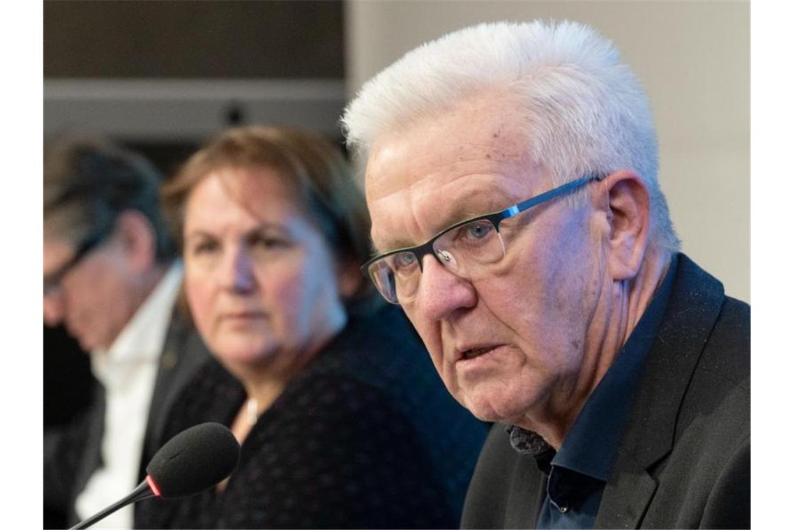 Kretschmann will vorsichtig lockern Winfried Kretschmann (Bündnis 90/Die Grünen, r-l), Ministerpräsident von Baden-Württemberg. Foto: Marijan Murat/dpa