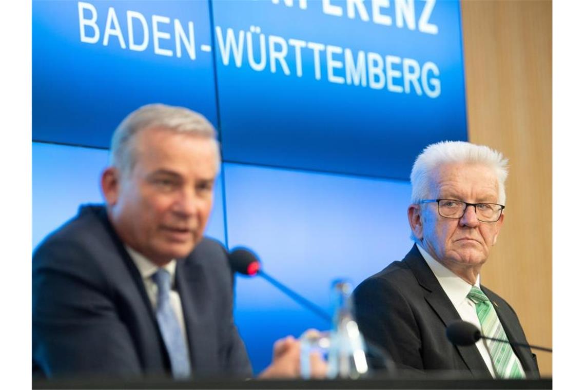 Winfried Kretschmann (Bündnis 90/Die Grünen, r) sitzt neben Thomas Strobl (CDU). Foto: Sebastian Gollnow/dpa/Archivbild