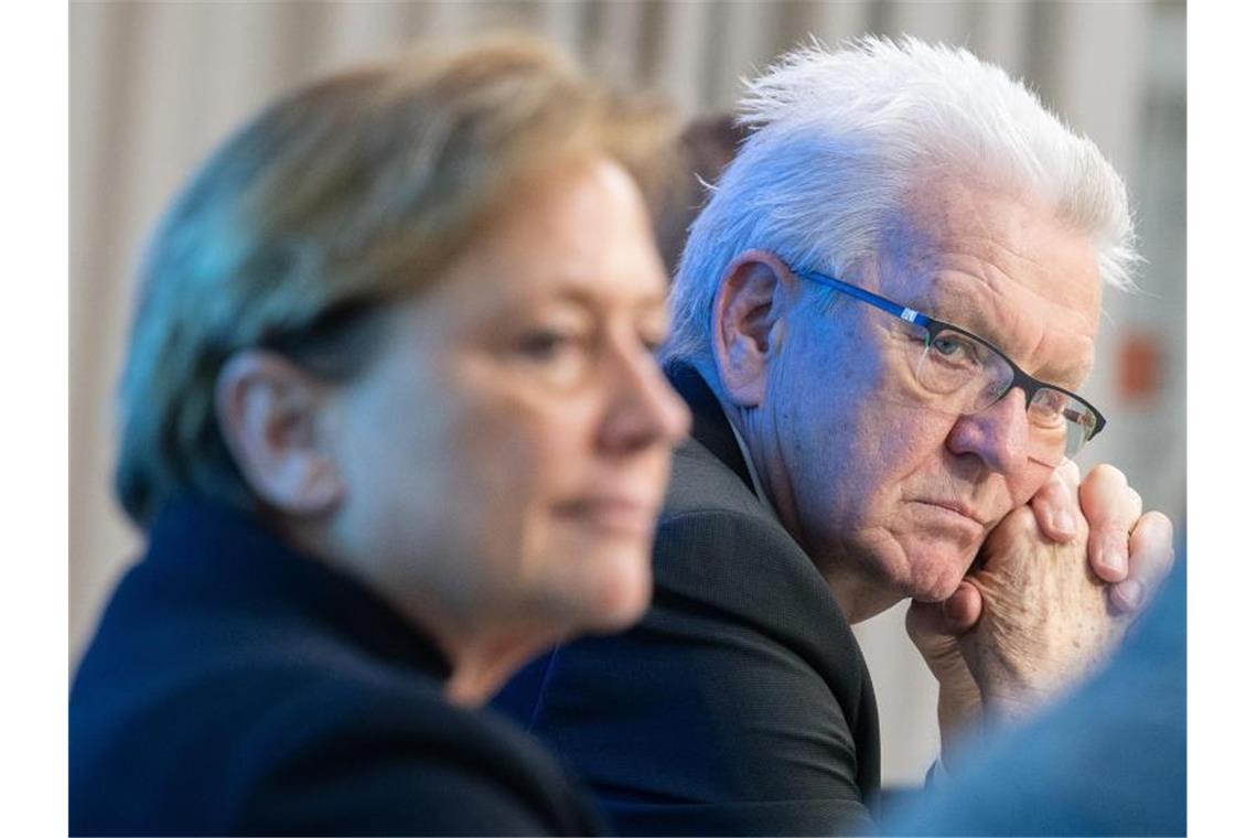 Winfried Kretschmann (Bündnis 90/Die Grünen, r.) und Susanne Eisenmann (CDU) sitzen nebeneinander. Foto: Sebastian Gollnow/dpa/Archivbild