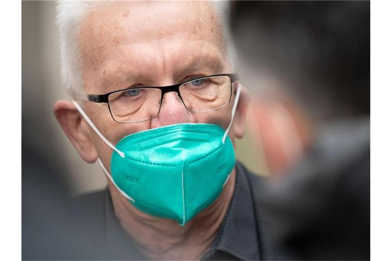 Winfried Kretschmann (Bündnis 90/Die Grünen) schaut in die Kamera. Foto: Marijan Murat/dpa/Archivbild