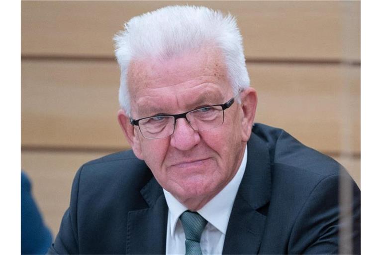 Winfried Kretschmann (Bündnis 90/Die Grünen) sitzt im Landtag. Foto: Sebastian Gollnow/dpa/Archivbild