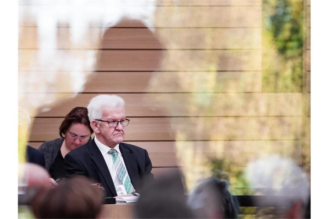 Opposition vermisst Tatkraft in Kretschmanns Regierung Winfried Kretschmann (Bündnis 90/Die Grünen) sitzt während der 103. Sitzung im Stuttgarter Landtag. Foto: Tom Weller/dpa