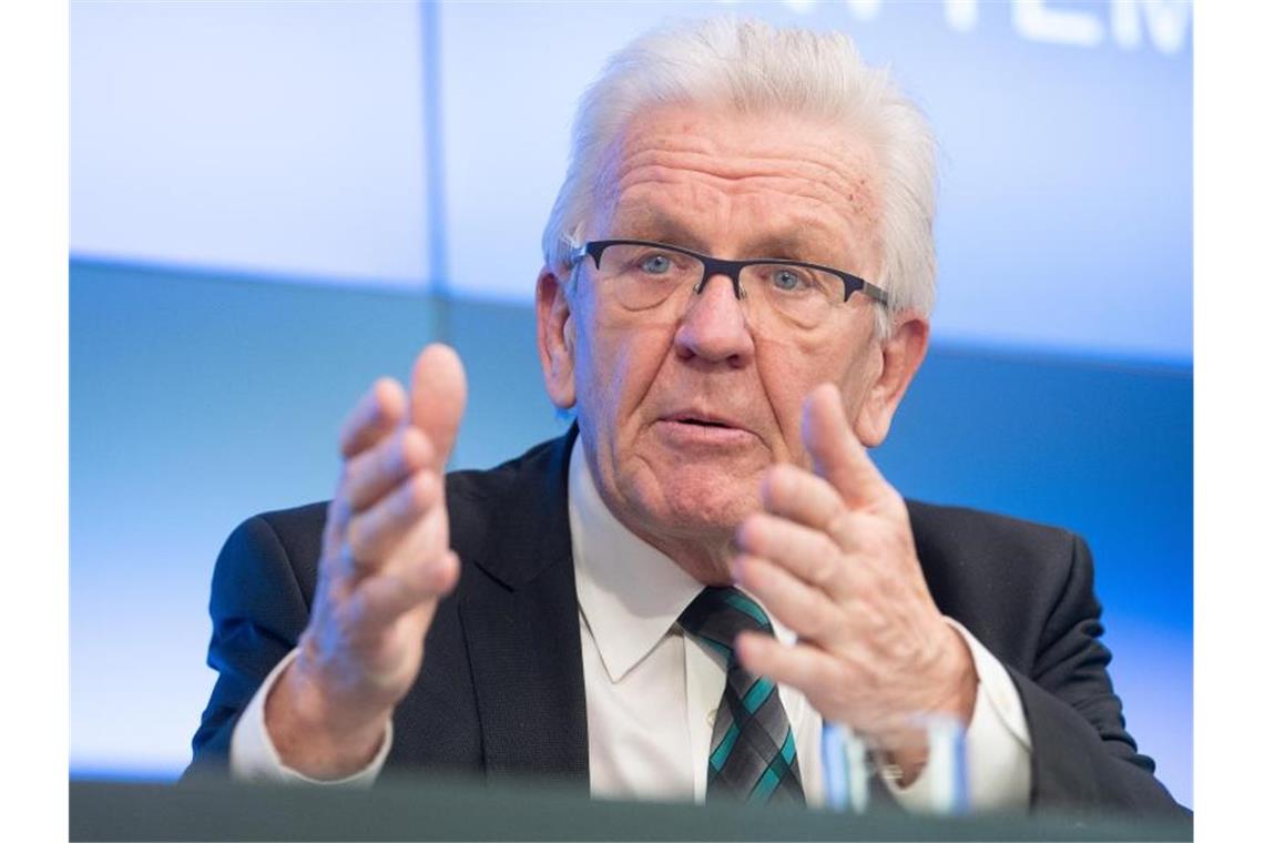 Winfried Kretschmann (Bündnis 90/Die Grünen) spricht während einer Pressekonferenz. Foto: Sebastian Gollnow/dpa/Archivbild