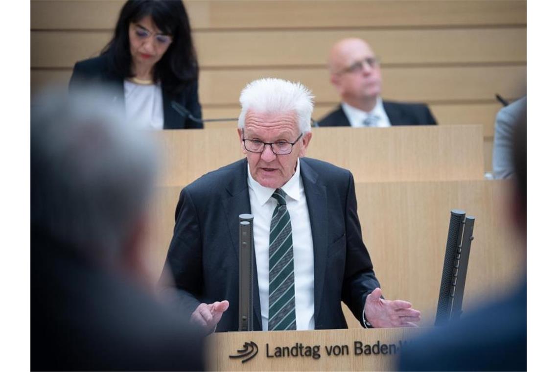 Winfried Kretschmann (Bündnis 90/Die Grünen), spricht während einer Sitzung im Landtag. Foto: Sebastian Gollnow/dpa