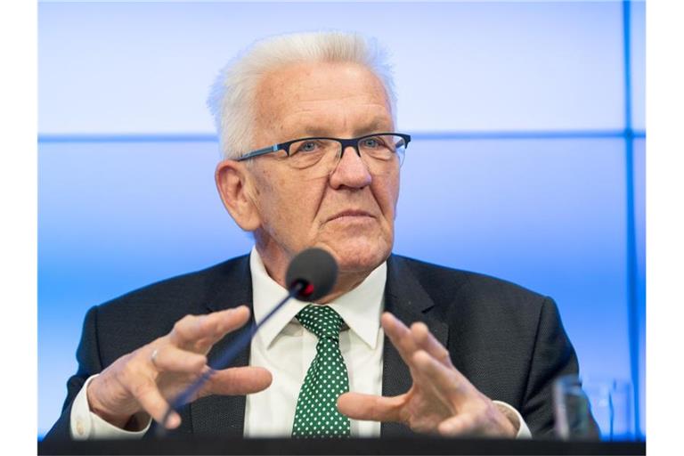 Winfried Kretschmann (Bündnis 90/Die Grünen) spricht während einer Pressekonferenz in das Mikrofon. Foto: Sebastian Gollnow/Archivbild