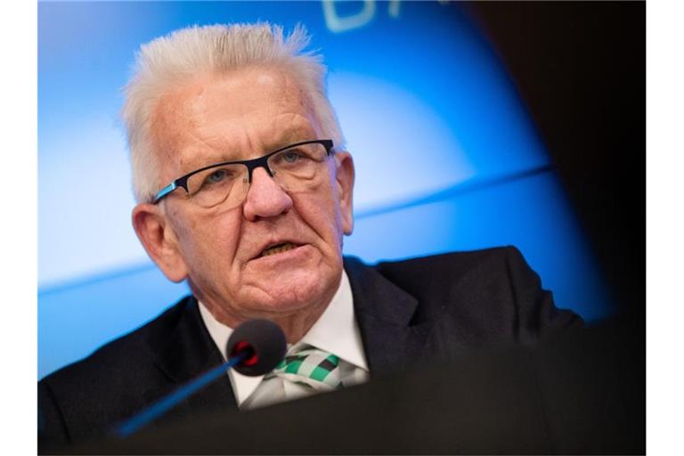 Winfried Kretschmann (Bündnis 90/Die Grünen) spricht bei einer Regierungspressekonferenz. Foto: Christoph Schmidt/dpa