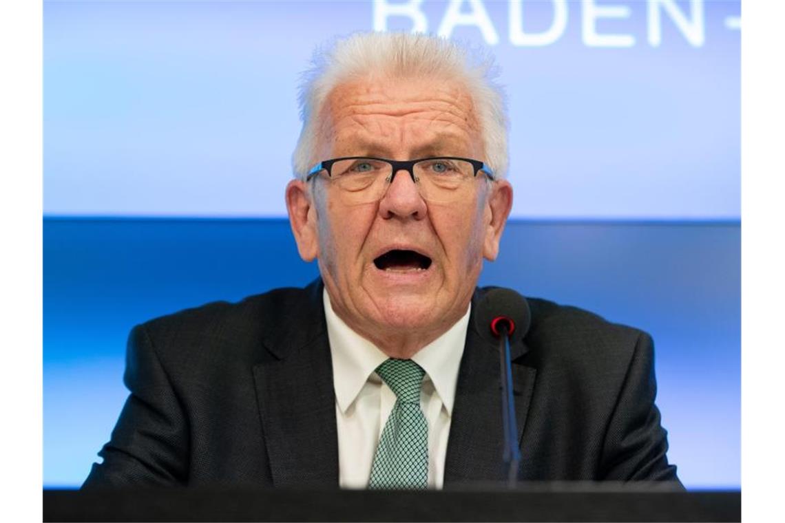 Winfried Kretschmann (Bündnis 90/Die Grünen) spricht bei einer Regierungspressekonferenz. Foto: Christoph Schmidt/dpa