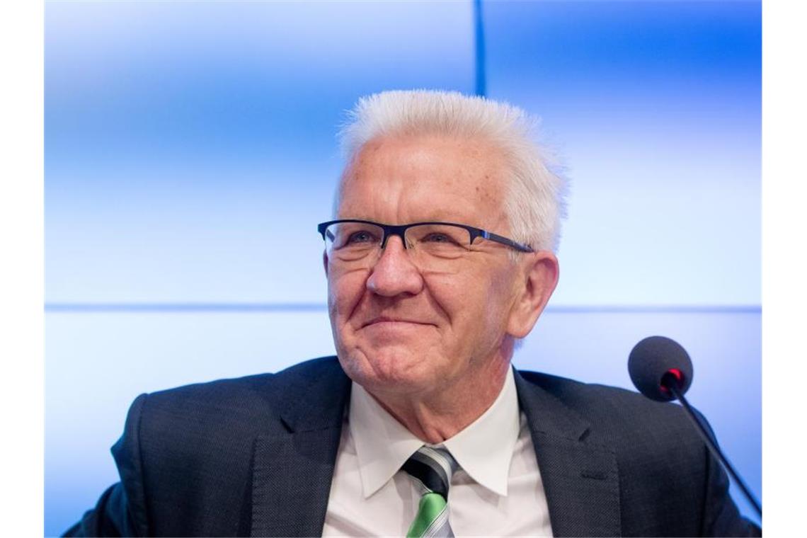 Winfried Kretschmann (Bündnis 90/Die Grünen) spricht bei einer Pressekonferenz. Foto: Christoph Schmidt/dpa/Archivbild