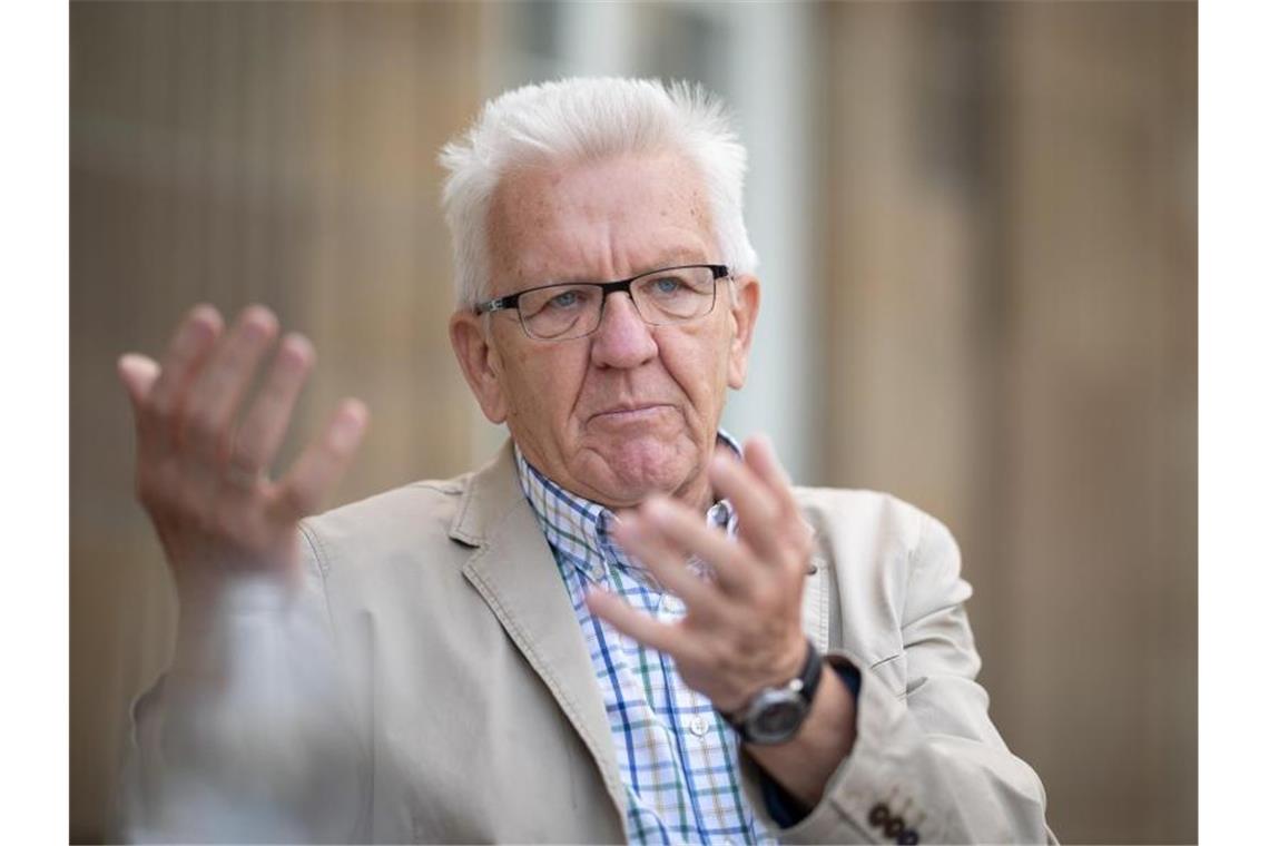 Winfried Kretschmann (Bündnis 90/Die Grünen) spricht bei einem Interview. Foto: Sebastian Gollnow/dpa/Archivbild