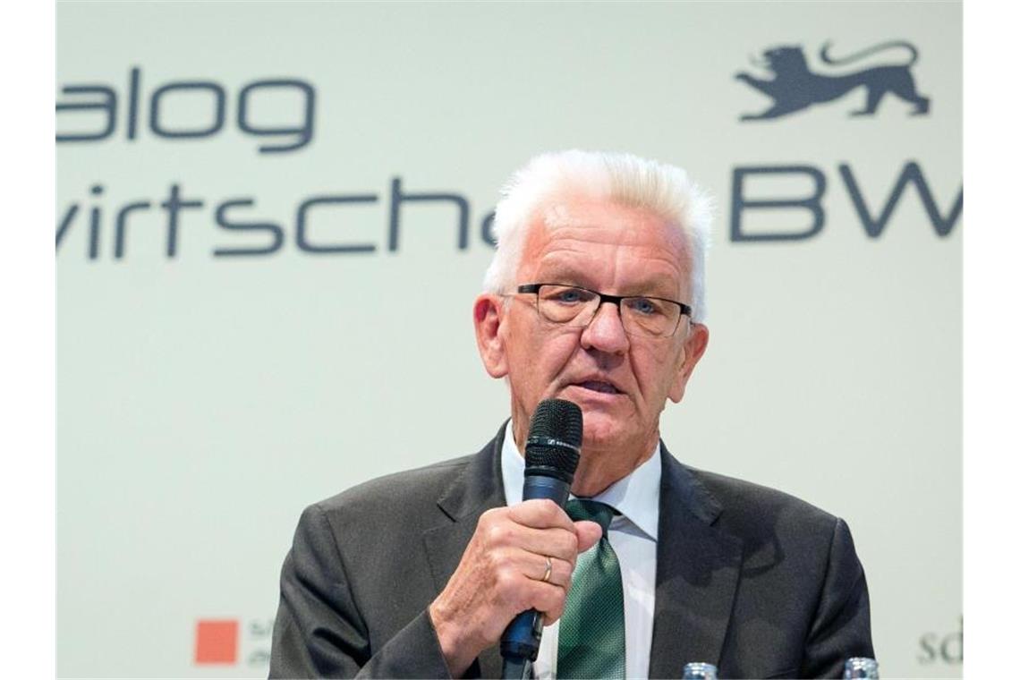 „Strategiedialog“: Kretschmann trifft Chefs der Autobranche Winfried Kretschmann (Bündnis 90/Die Grünen) spricht beim "Strategiedialog Automobilwirtschaft BW" 2018. Foto: Christoph Schmidt/Archivbild