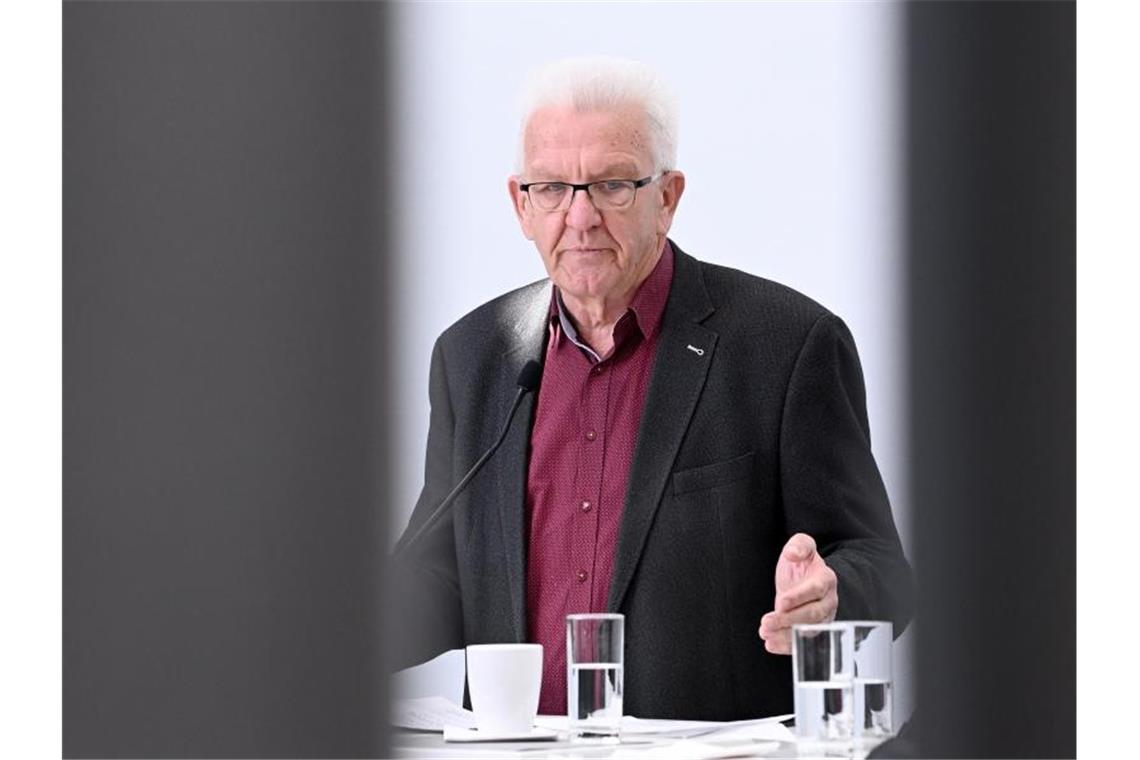 Kretschmann und Strobl: Klima-Urteil bestätigt Leitlinie Winfried Kretschmann (Bündnis 90/Die Grünen) spricht. Foto: Bernd Weißbrod/dpa/Archivbild