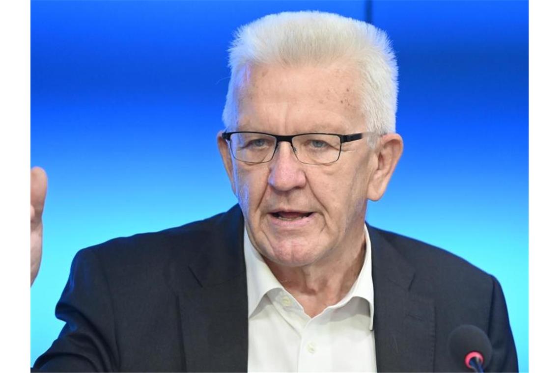 Härteres Pandemie-Regime: Kretschmann rudert zurück Winfried Kretschmann (Bündnis 90/Die Grünen) spricht. Foto: Bernd Weißbrod/dpa/Archivbild