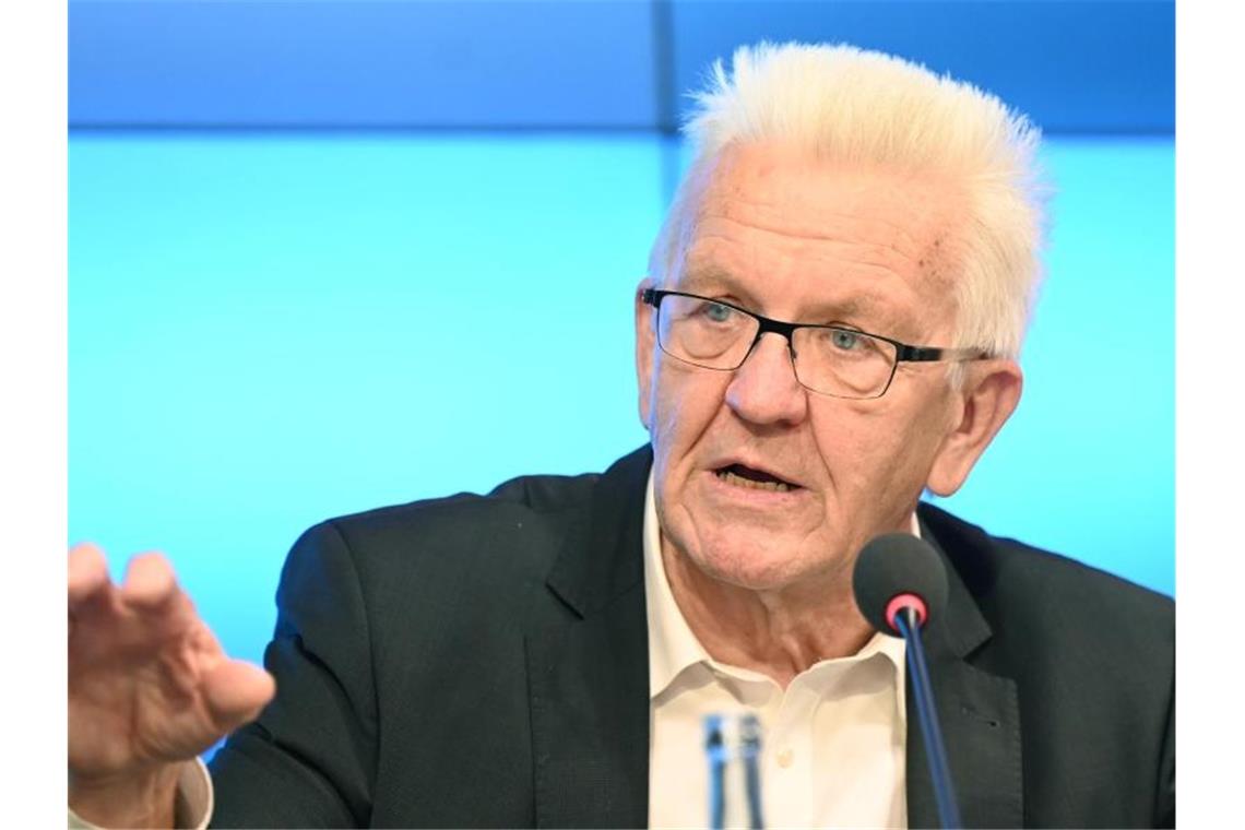 Kretschmann: Nach Unwetter für Pflichtversicherung Winfried Kretschmann (Bündnis 90/Die Grünen) spricht. Foto: Bernd Weißbrod/dpa/Archivbild