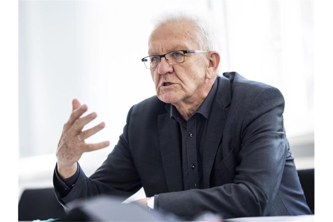 Spitzen der grün-schwarzen Koalition beraten Haushalt 2022 Winfried Kretschmann (Bündnis 90/Die Grünen spricht. Foto: Tom Weller/dpa/Archivbild