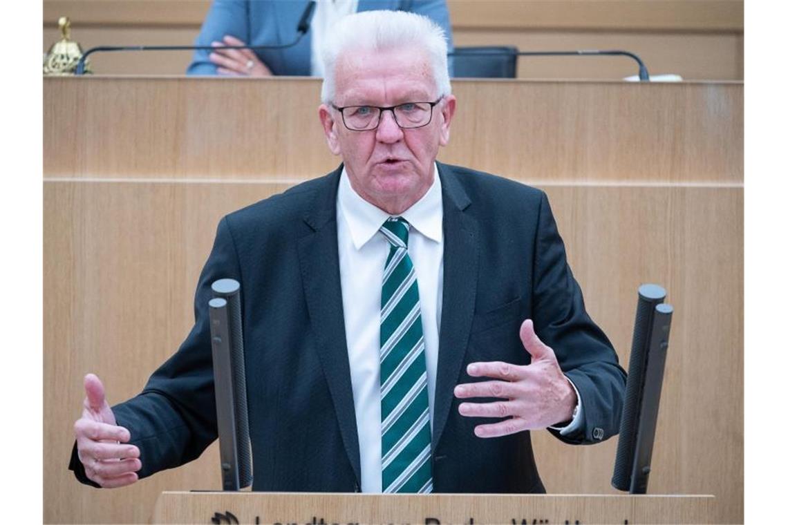 Gesundheitsversorgung: Zusammenarbeit über Grenzen hinweg Winfried Kretschmann (Bündnis 90/Die Grünen) spricht im Landtag von Baden-Württemberg. Foto: Sebastian Gollnow/dpa/Archivbild