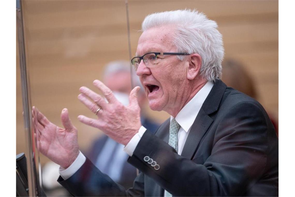 Kretschmann beklagt „ernste Versäumnisse“ bei Selbsttests Winfried Kretschmann (Bündnis 90/Die Grünen) spricht im Landtag. Foto: Sebastian Gollnow/dpa/Archivbild