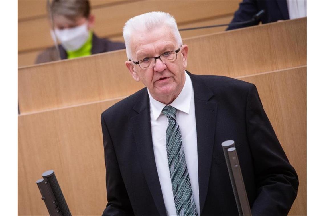 Kretschmann: Zwei Jahre Corona haben „Grenzen aufgezeigt“ Winfried Kretschmann (Bündnis 90/Die Grünen) spricht im Landtag von Baden-Württemberg. Foto: Christoph Schmidt/dpa/Archivbild