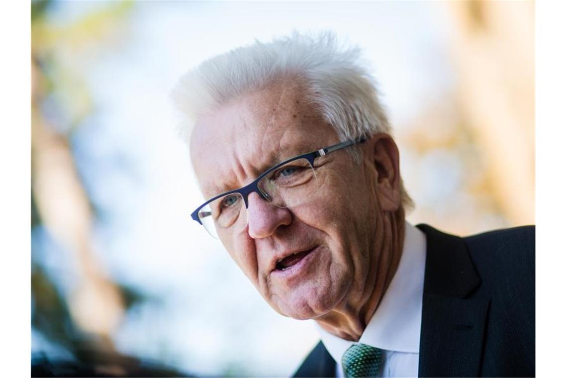 Winfried Kretschmann (Bündnis 90/Die Grünen) spricht mit Journalisten. Foto: Christoph Schmidt/dpa/Archivbild