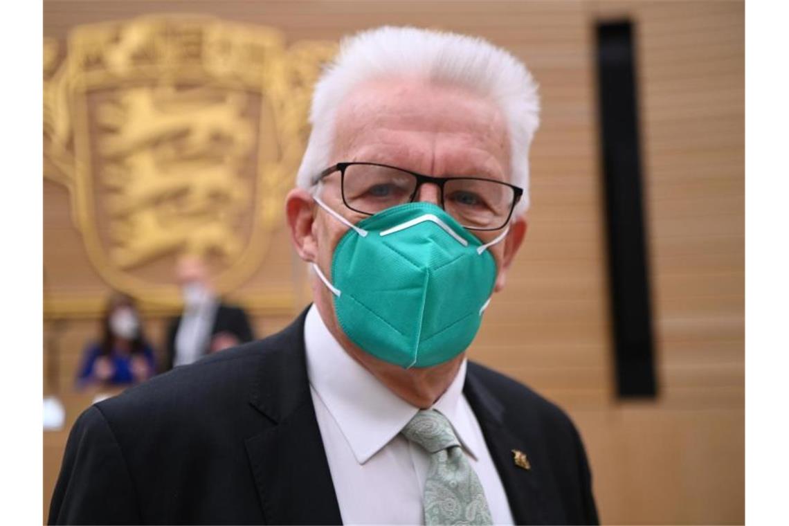 Winfried Kretschmann (Bündnis 90/Die Grünen) steht im Plenum vor der Wahl des Ministerpräsidenten. Foto: Marijan Murat/dpa-Pool/dpa